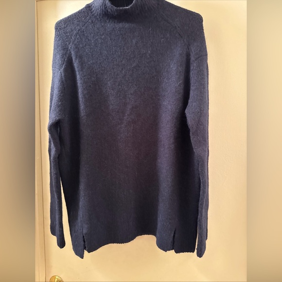 $395 Vince Turtleneck Sweater Size m Large Navy - Picture 9 of 9